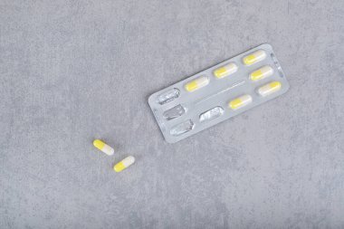 Gri arka planda haplar olan bir kabarcık. Yüksek kalite fotoğraf