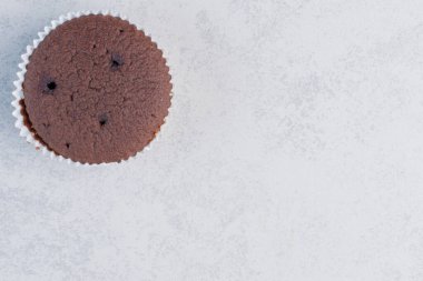 Mermer arka planda küçük çikolatalı kek. Yüksek kalite fotoğraf