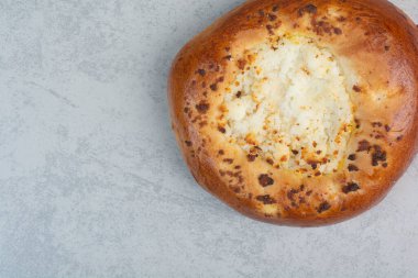 Kara tahtada tatlı lezzetli hamur işleri. Yüksek kalite fotoğraf