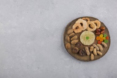 Çeşit çeşit fındık ve kurutulmuş meyvenin üst görünümü