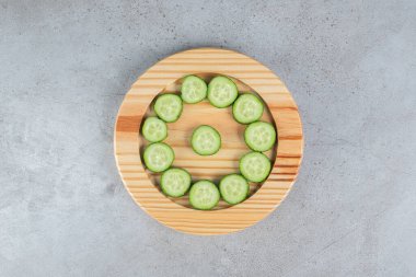 Tahtada bıçakla kesilmiş taze salatalıklar. Yüksek kalite fotoğraf