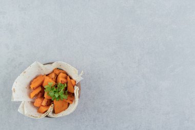 Lavaş üzerine dilimlenmiş kabak, kasede, mermer zemin üzerinde. Yüksek kalite fotoğraf