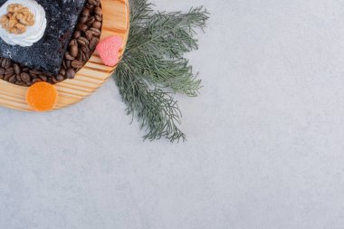 Tahta tabakta kahve çekirdekli çikolatalı kek. Yüksek kalite fotoğraf