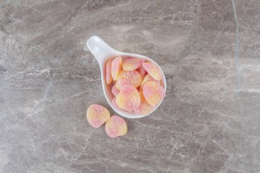 Mermer arka planda küçük bir kase marmelat. Yüksek kalite fotoğraf