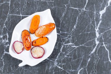 Kızarmış havuç ve beyaz tabakta turp dilimleri. Yüksek kalite fotoğraf