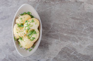  Peynirli makarna gri arka planda kasede. 