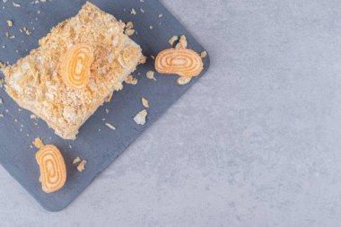 Mermer zemin üzerinde siyah bir tahtada bir dilim pasta ve marmelat. Yüksek kalite fotoğraf