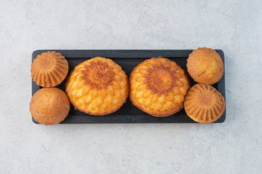 Kara tahtada tatlı lezzetli hamur işleri. Yüksek kalite fotoğraf