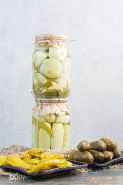 Çuval bezinde tuzlu biberli salatalık turşusu. Yüksek kalite fotoğraf