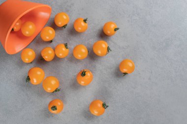 Beton zeminde izole edilmiş sarı kiraz domatesleri. Yüksek kalite fotoğraf