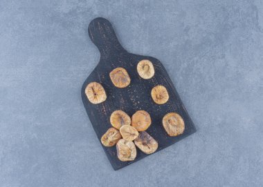 Kurumuş kayısı tahtada, mermer arka planda. Yüksek kalite fotoğraf