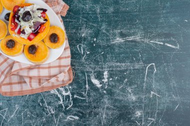 Mavi arka planda dilimlenmiş ve doğranmış meyve salatası. Yüksek kalite fotoğraf