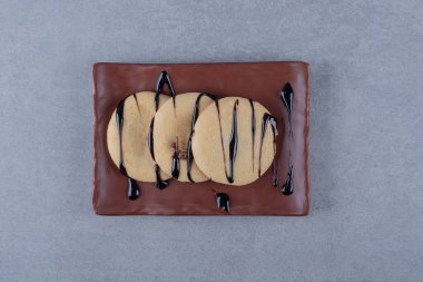 Ev yapımı fırın. Çikolata soslu taze kurabiyeler. Yüksek kalite fotoğraf