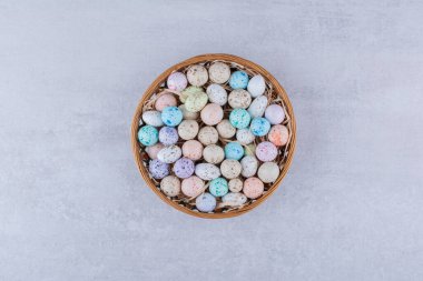 Beton arka planda bir tabakta çok renkli şeker topları. Yüksek kalite fotoğraf