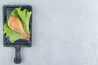 Ahşap tahta tavuklu kızarmış bacak ve marul. Yüksek kalite fotoğraf