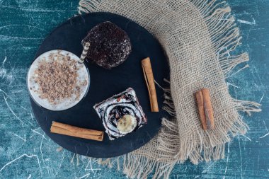 Milk shake, kek ve tarçın tahtada, mavi arkaplanda. Yüksek kalite fotoğraf