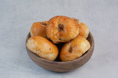 Tahta kasede ceviz taneleri olan tatlı bisküviler. Yüksek kalite fotoğraf