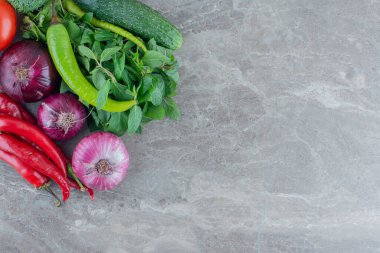 Biberli sebze yığını, kırmızı soğan, domates, salatalık ve mermer kaplama fesleğen yaprakları. Yüksek kalite fotoğraf