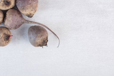 Taş yüzeyinde çiğ pancar kökleri. Yüksek kalite fotoğraf