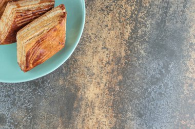 Mavi bir tabak ev yapımı tatlı üçgen turta. Yüksek kalite fotoğraf