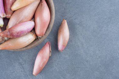 Mavi arka planda bir kase taze soğan. Yüksek kalite fotoğraf