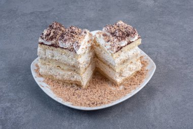 Beyaz tabakta iki dilim ev yapımı kek. Yüksek kalite fotoğraf