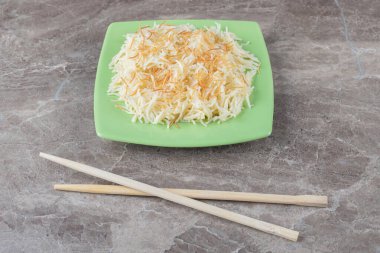 Yemek çubukları ve mermer zemin üzerinde rendelenmiş makarna ve havuç. Yüksek kalite fotoğraf