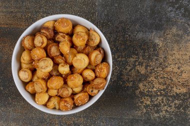 Beyaz kasede tuzlu krakerler. Yüksek kalite fotoğraf