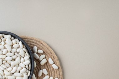 Yuvarlak bir tabakta ya da kasede beyaz fasulye. Yüksek kalite fotoğraf