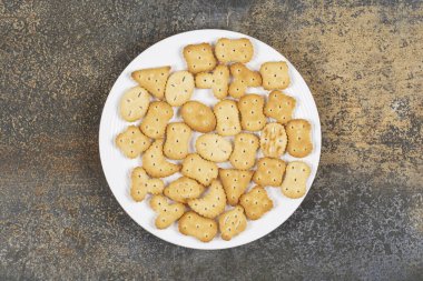 Beyaz tabakta çeşitli tuzlu krakerler. Yüksek kalite fotoğraf