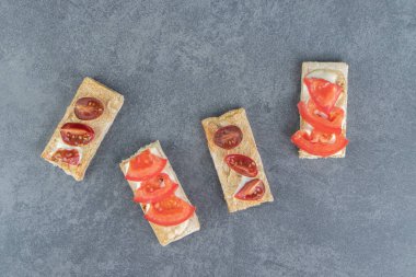 Mermer kaplama domatesli çıtır tostlar. Yüksek kalite fotoğraf