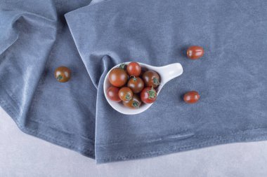 Beyaz kasede bir sürü vişneli domates. Yüksek kalite fotoğraf