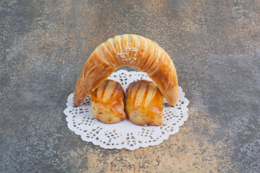 Mermer arka planda çeşitli kurabiyeler. Yüksek kalite fotoğraf