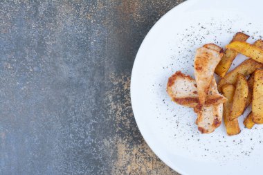 Kızarmış tavuk ve patates, beyaz tabakta. Yüksek kalite fotoğraf