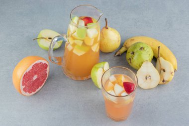 Çeşitli meyveler ve mermer arka planda bir bardak meyve suyu. Yüksek kalite fotoğraf