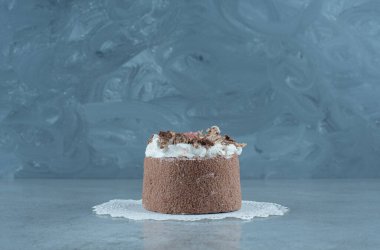 Mermer zemin üzerinde küçük bir pasta. Yüksek kalite fotoğraf