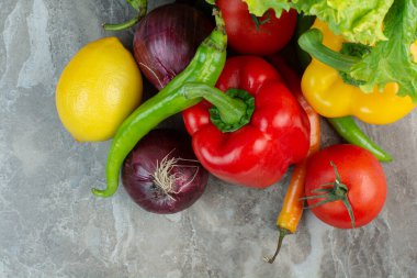 Mermer arka planda bir sürü taze sebze var. Yüksek kalite fotoğraf