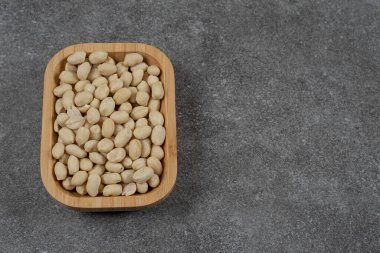 Mermer arka planda bir kase kabuksuz fıstık. Yüksek kalite fotoğraf