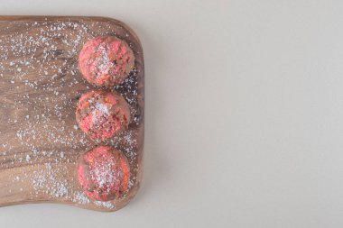 Küçük çikolata kaplı kekler mermer zemin üzerinde tahta bir tahta üzerinde. Yüksek kalite fotoğraf