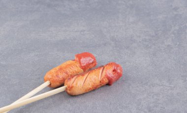 Sosisli ve ketçap bardakta, mermer arka planda. Yüksek kalite fotoğraf