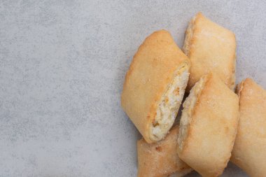 Gri yüzeyde nefis ev yapımı bisküvi. Yüksek kalite fotoğraf