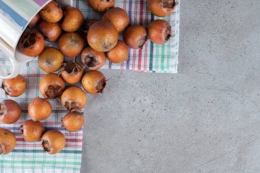 Masa örtüsünde taze hurma olan beyaz bir tencere. Yüksek kalite fotoğraf