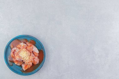 Bir kase et ve ketçap, tabakta, beyaz arka planda. Yüksek kalite fotoğraf