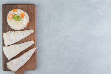 Lavaş tahtada, mermer zeminde, pirincin yanında. Yüksek kalite fotoğraf