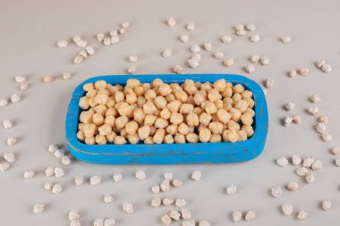 Beton zeminde haşlanmış ve çiğ bezelye çekirdeği. Yüksek kalite fotoğraf