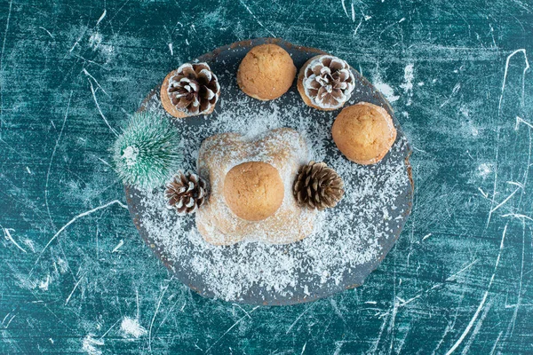 Wooden Dark Board Cupcakes Pinecones Powdered Sugar High Quality Photo — Stock Photo, Image