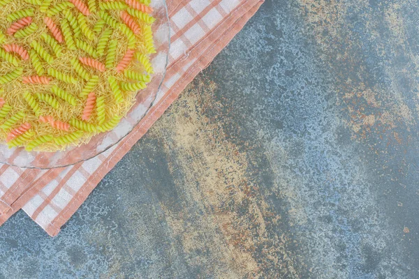 Pâtes Fusilli Non Cuites Dans Bol Verre Sur Serviette Sur — Photo