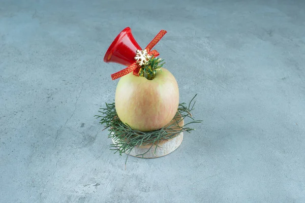 Ένα Φρέσκο Μήλο Κόκκινη Χριστουγεννιάτικη Καμπάνα Μαρμάρινο Φόντο Υψηλής Ποιότητας — Φωτογραφία Αρχείου