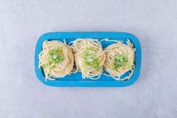 Lekker Gekookte Spaghetti Met Groente Blauwe Plaat Hoge Kwaliteit Foto — Stockfoto