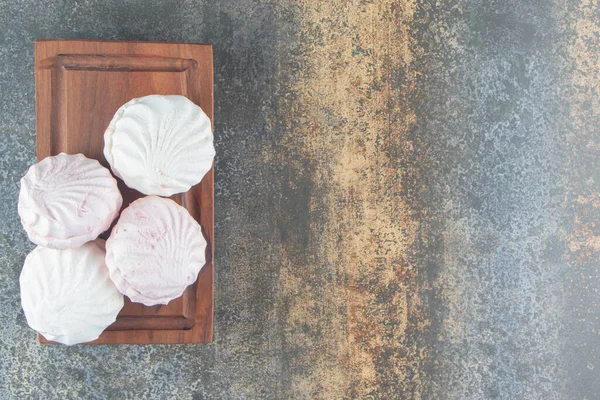 Een Houten Bord Van Heerlijke Zoete Dessert Witte Zephyr Marshmallows — Stockfoto